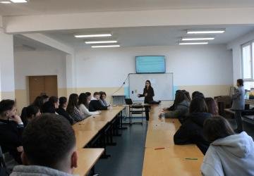 Organizata ÇOHU! mban ligjëratë me nxënësit e Gjimnazit “Aleksandër Xhuvani” në Podujevë, për rrezikun nga dezinformatat dhe lajmet e rreme