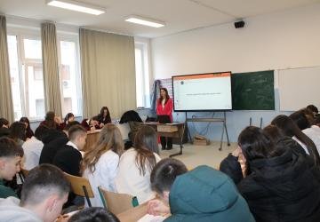 Organizata ÇOHU! mban ligjëratë me nxënësit e Gjimnazit ““Eqrem Çabej” në Vushtrri, për rrezikun nga dezinformatat dhe lajmet e rreme
