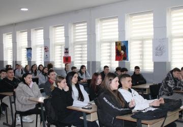 Organizata ÇOHU! mban ligjëratë me nxënësit e Gjimnazit “Frang Bardhi” në Mitrovicë, për rrezikun nga dezinformatat dhe lajmet e rreme