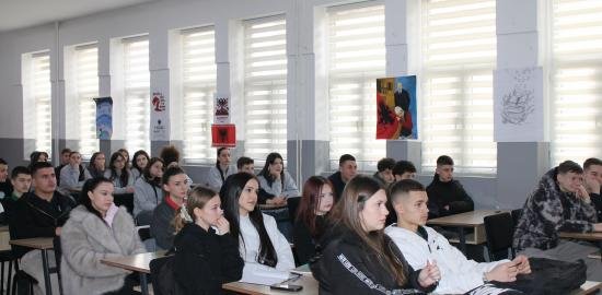 Organizata ÇOHU! mban ligjëratë me nxënësit e Gjimnazit “Frang Bardhi” në Mitrovicë, për rrezikun nga dezinformatat dhe lajmet e rreme