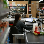 Punëtorët e marketeve mes shkeljeve dhe pasigurisë