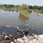 Përgjatë Drinit të ndotur: ujëra të zeza, mbeturina dhe eksploatim