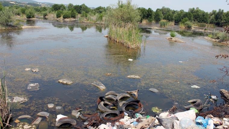 Along the polluted Drin: wastewater, waste, and exploitation